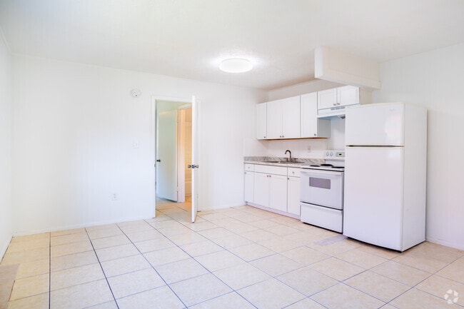 1BD, 1BA - 550SF - Kitchen / Living Room