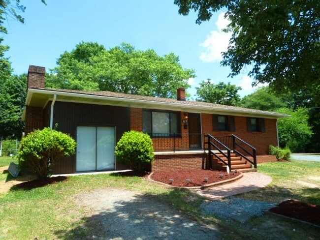Beautiful 3 bedroom house with wood floors... - Beautiful 3 bedroom house with wood floors...