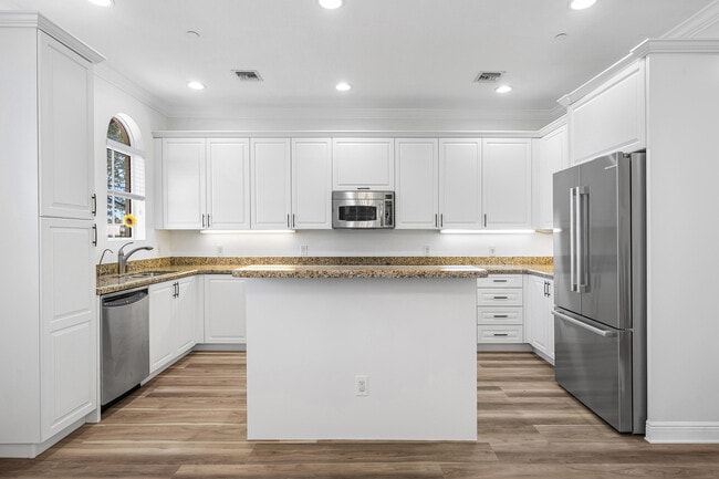 Building Photo - 824 Virginia Gardens Dr