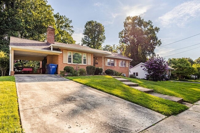 7527 Fairwood Ln