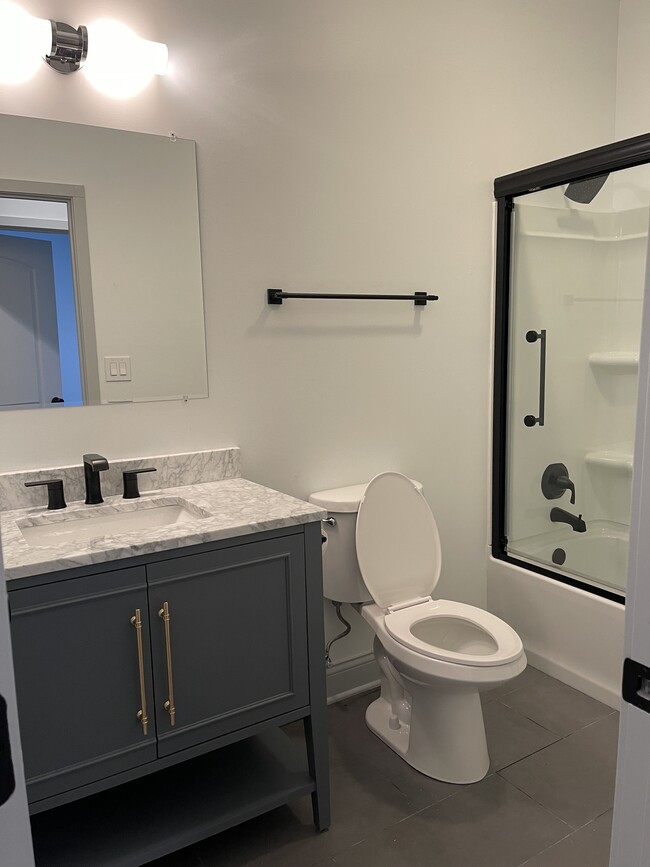 Full bathroom - 710 N State St Unit Apt 1