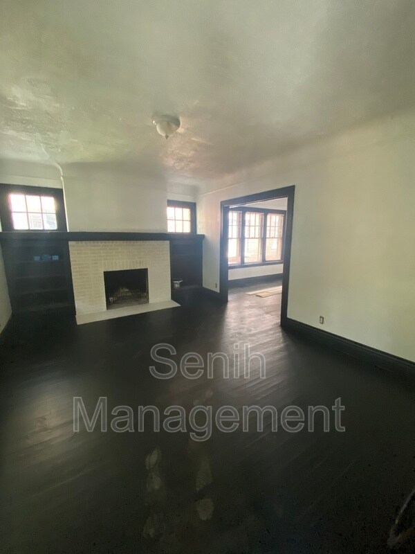 Photo - 2475 Gladstone St