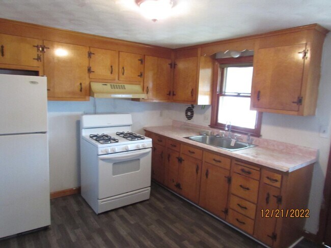 Kitchen image 1 - 22 School St Unit 1