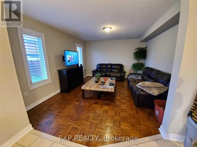 Photo - 69 Fallstar Crescent