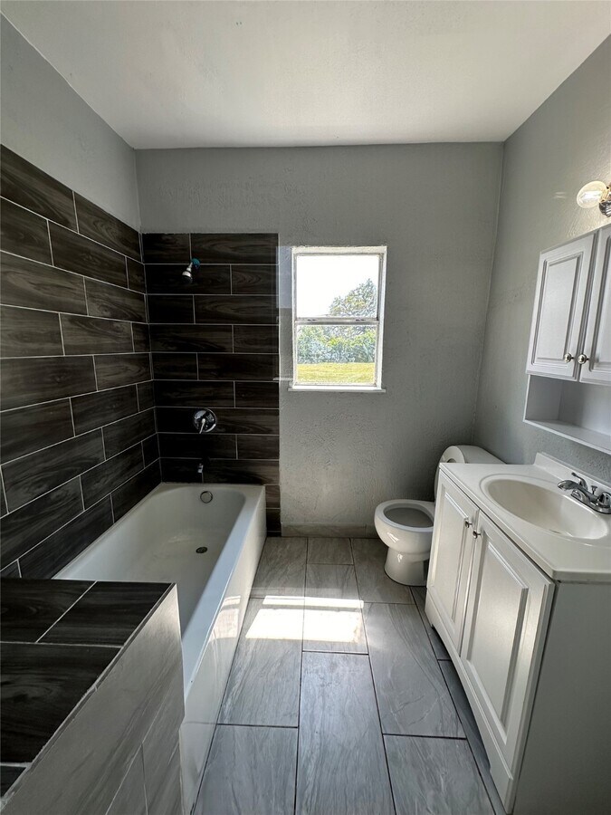 Photo - 1411 Miles St