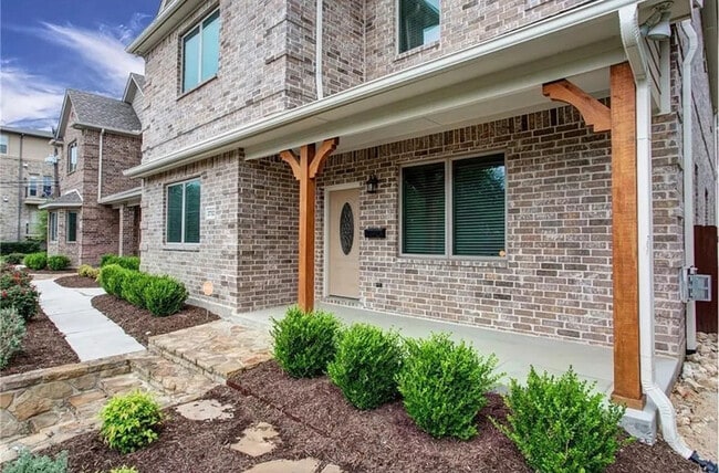 Photo - 2732 Sandage Ave