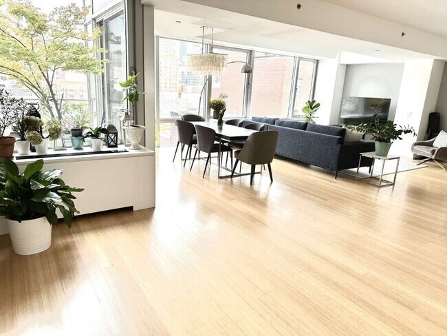 Building Photo - 245 W 19th St Unit PH1