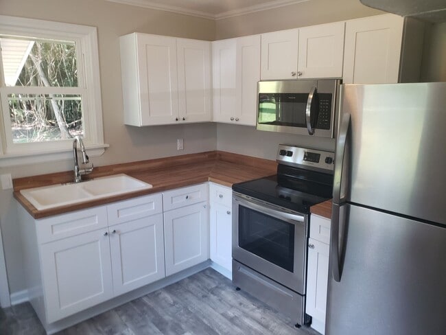 Building Photo - NEWLY RENOVATED 2 BEDROOM 1 BATH Unit 4 Country Squire Court Rental