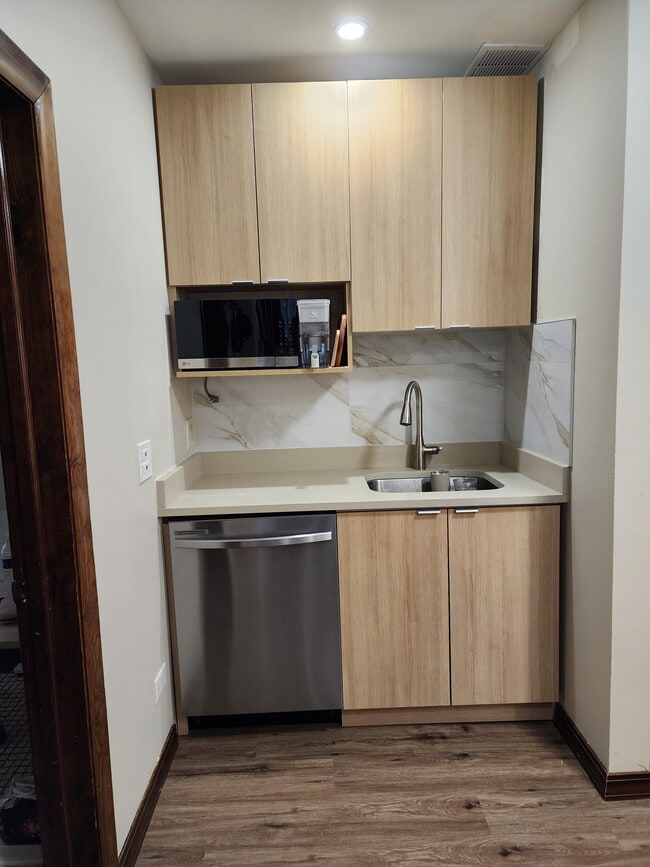 Dishwasher- microwave - 2155 W Polk St Unit 2