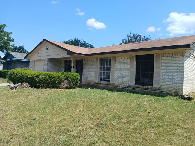 Photo - 3 Bedrooms, 1.5 Bathrooms, 1 Car Garage Ne...