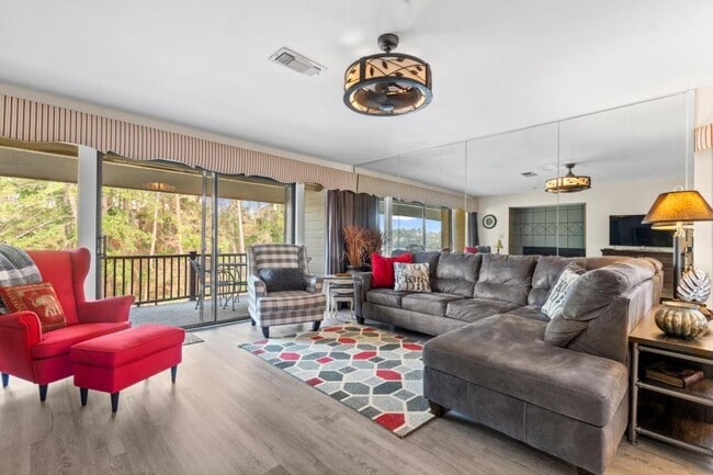 Photo - 200 Pretti Point