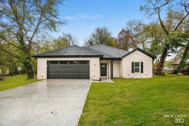 Building Photo - Newer Split Floor plan Home!!
