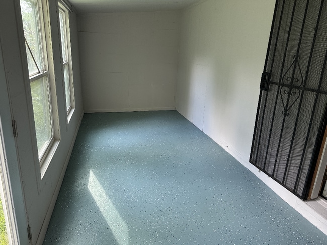 Photo - 3022 Bank St