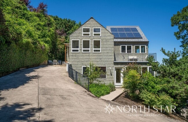 Building Photo - Stunning Views Close in NW Portland Rental