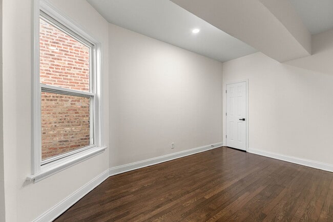 Photo - 7532 S Champlain Ave Unidad 2