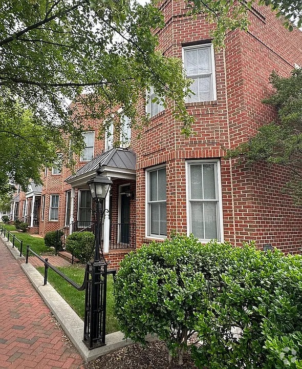 Building Photo - 1422 W Cary St Rental