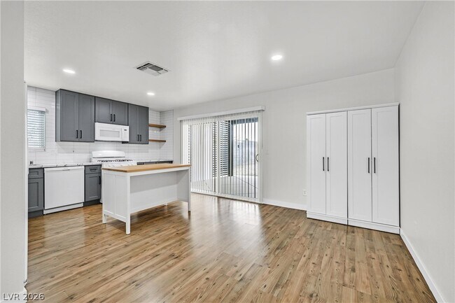 Photo - 592 Macbrey Dr