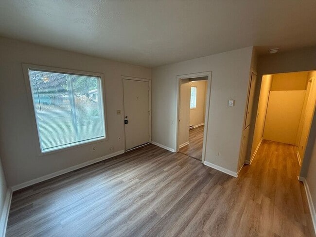 Photo - 1574 Bellevue St SE