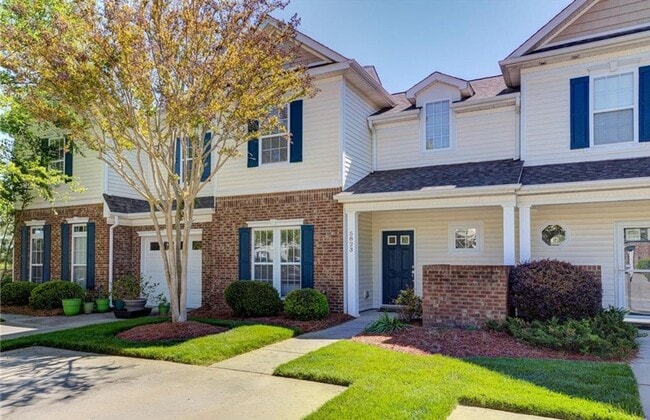 Building Photo - Very nice townhome with primary bedroom on...