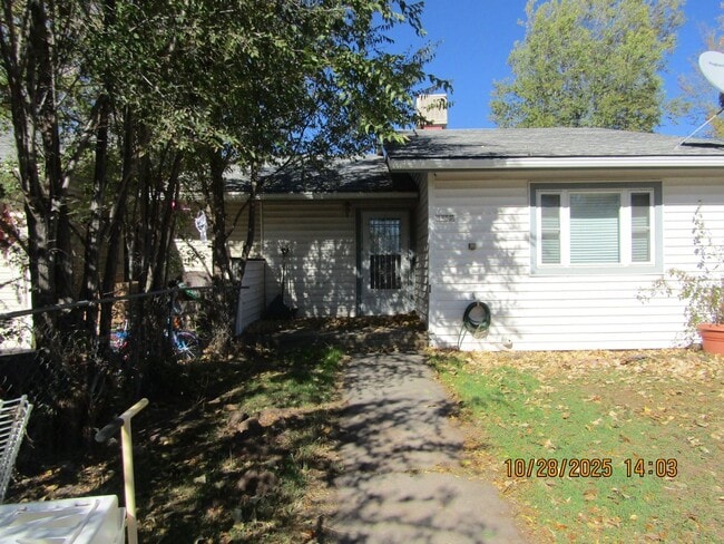 Building Photo - Spacious unit!