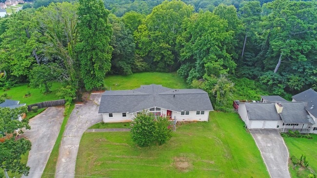 Building Photo - Beautiful 3 Bed 2 Bath Ranch home with a H...