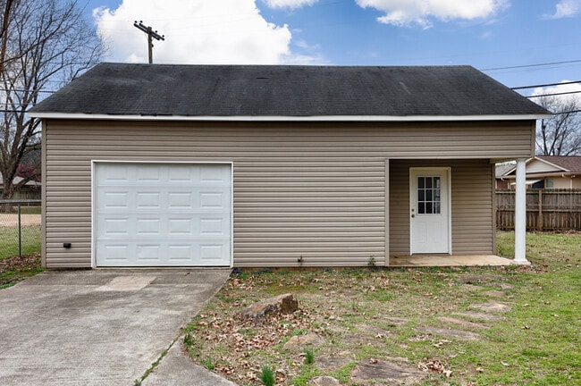 Photo - 607 Bob Wallace Ave SW