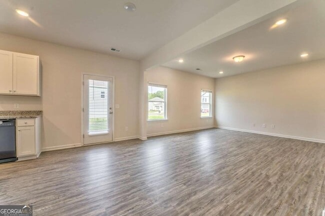 Photo - 16 Longbrooke Dr SE