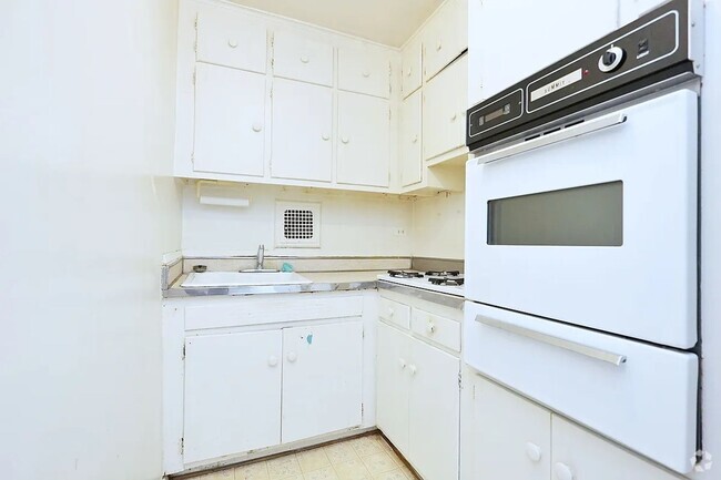 Building Photo - Perfect 1 Bedroom 1 Bathroom  Available Unit 7F Rental