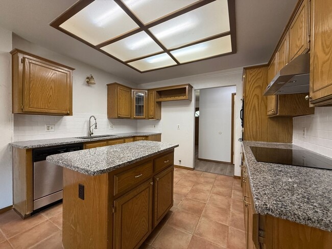 Photo - 213 Brackendale Ln