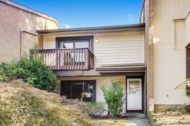 Building Photo - FRESH PAINT AND NEW FLOORING = 3BD + 2.5BA TH