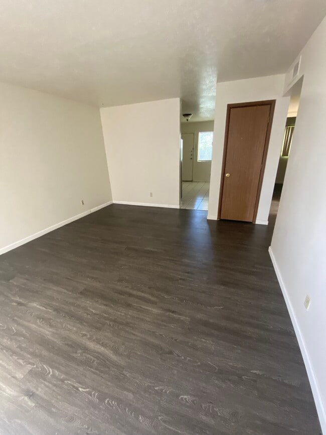 Building Photo - 2504 Chelwood Park Blvd NE Unit Apartment A