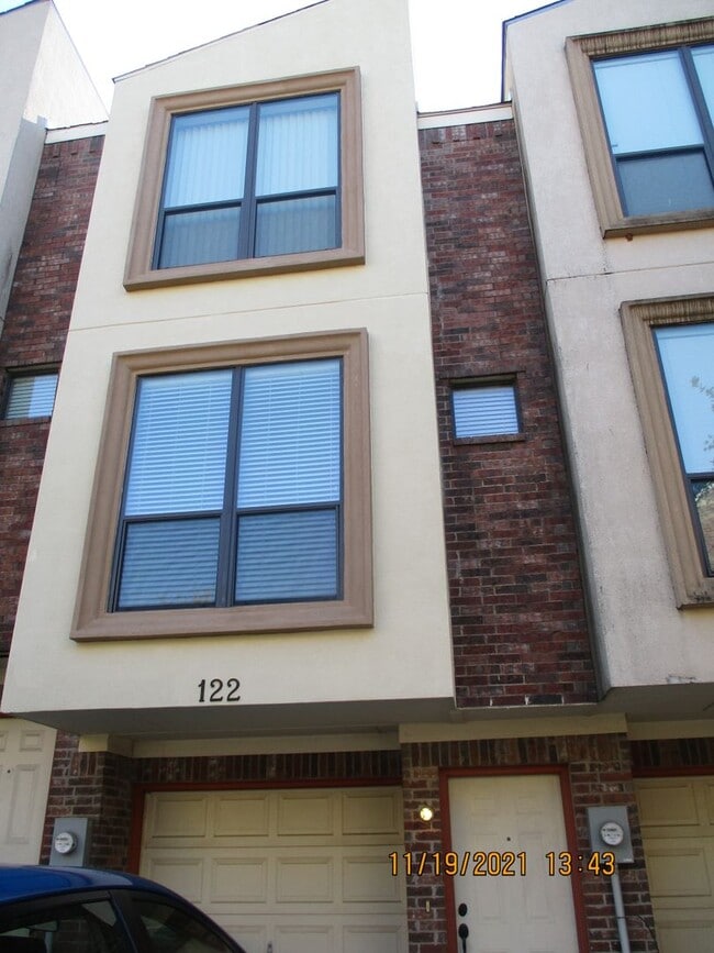 Building Photo - 122 E Nemo St