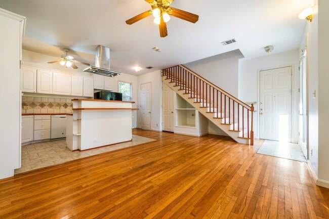 Photo - 909 E 38th St Unit B