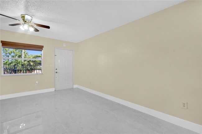 Building Photo - 2560 W 60th St Unit 203