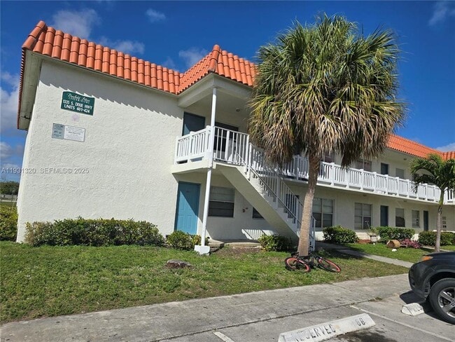 Building Photo - 401 SW 13th Pl Unit 712