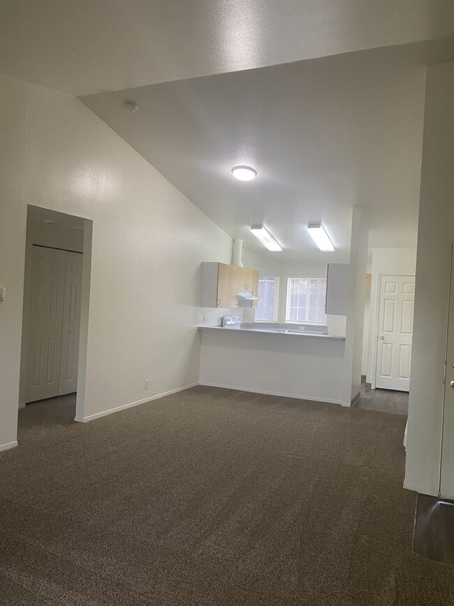 Photo - 1488 N Raymond St Unidad 202