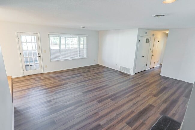 Photo - 3 BEd CONDO, NO DEPOSIT AND WATER INCLUDED...