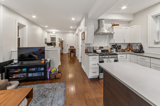 Photo - 856 N Hermitage Ave Unit 1R