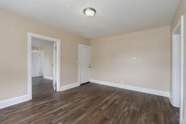 Photo - Bright 1-Bed in Clifton — Hardwood Floors, Off-Street Parking, Water Included Unidad 3 and 4