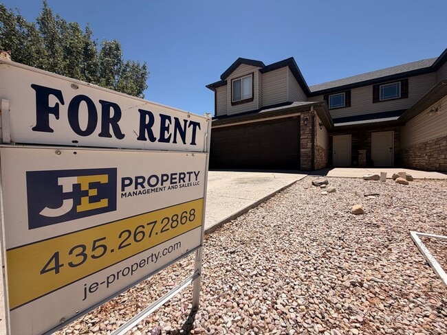 Building Photo - Quiet Neighborhood & Beautiful Home!