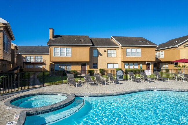 1000 Country Place Dr Pool Hot Tub