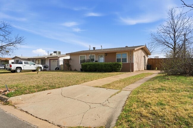 Building Photo - 1741 Pasadena Dr