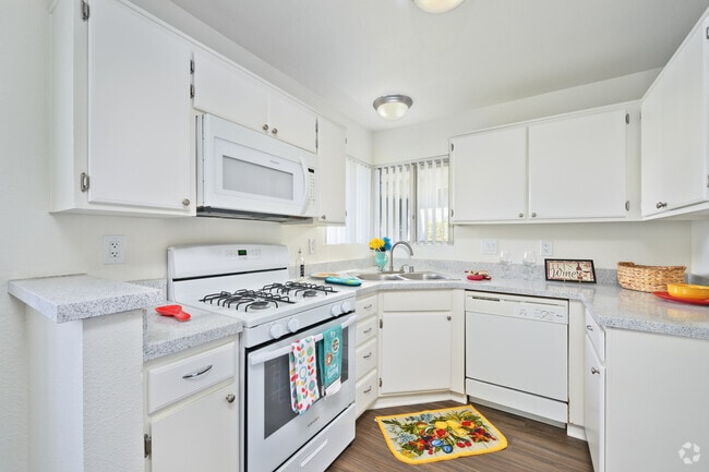 2BR, 1BA - 835SF - Kitchen