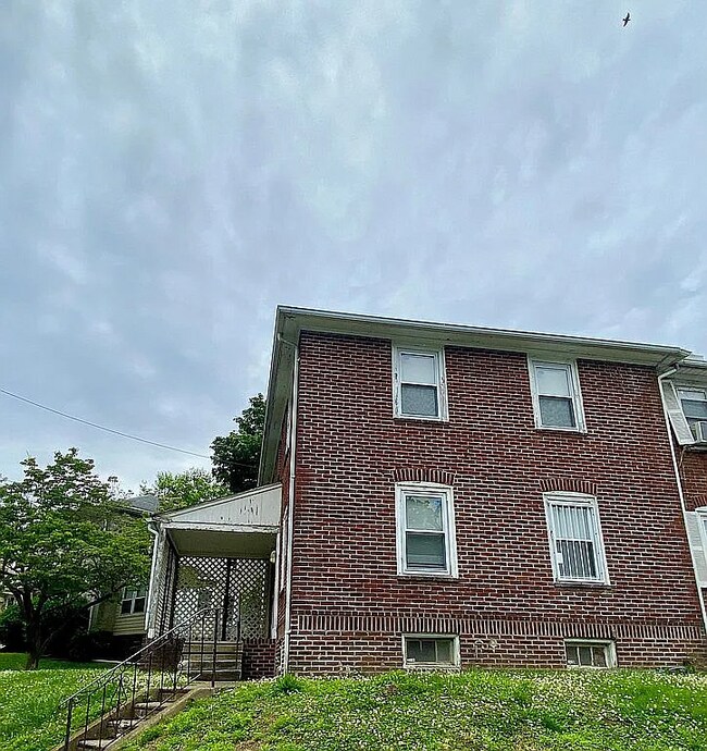 Photo - 932 E 15th St