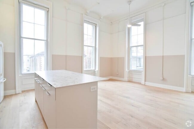 Building Photo - 30 W Broad St Rental