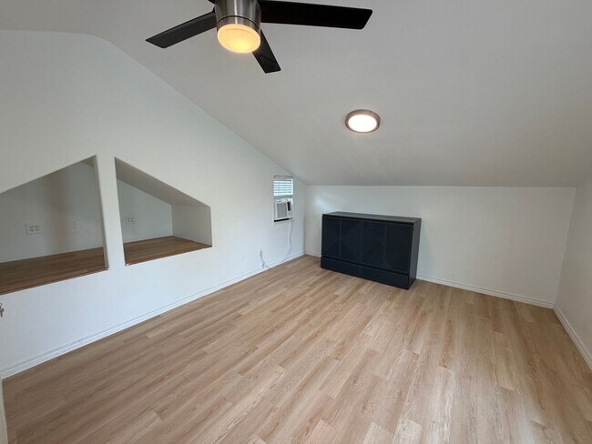 Photo - 2016 E 11th St Unit Upstairs