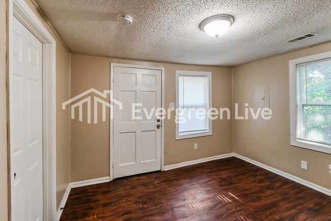 Photo - 375 George Rd