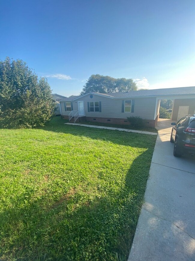 Building Photo - Peaceful Pondside Living – 3BR/2BA Home wi...