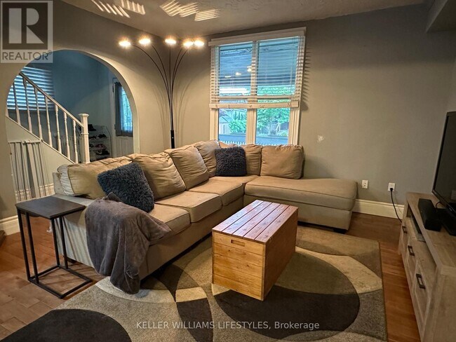 Photo - 101 Emery St E