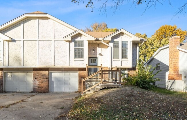 Building Photo - Just Listed! Step into one of the Northlan...